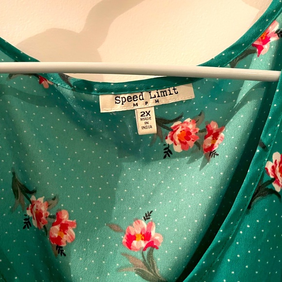 Adorable green and flower top - Picture 2 of 4